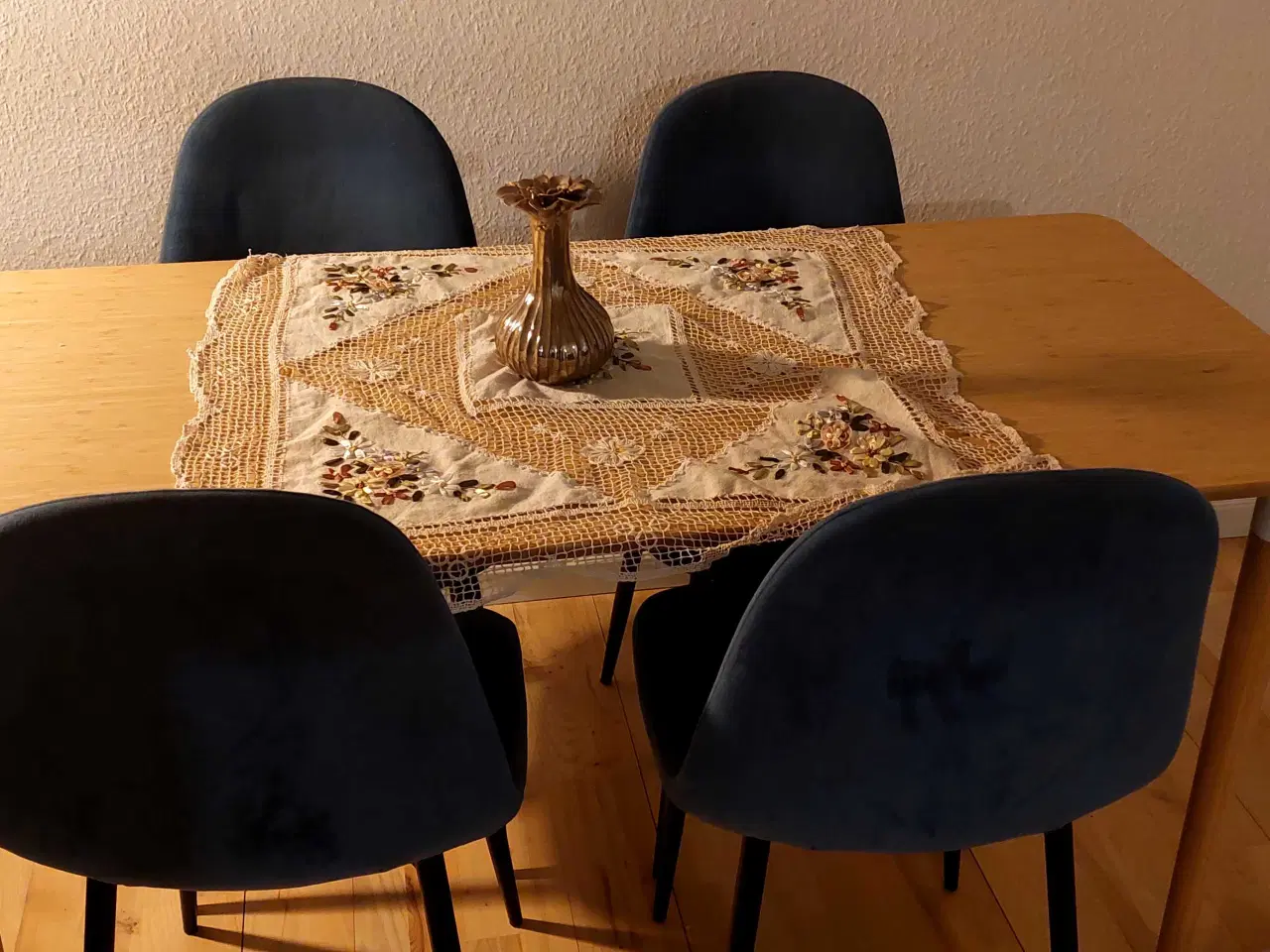 Billede 1 - Spisebord  nyt 