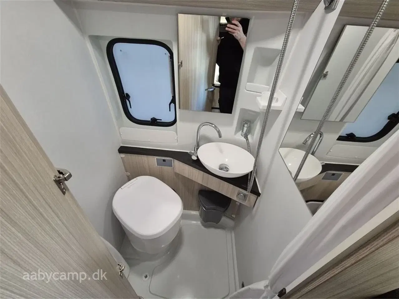 Billede 12 - 2020 - Adria Twin Axess 640 SL   langsgående senge. El-markise. 2x lithium. 2x TV. victron lader. victron booster. solceller. luft på bagaksel. Fyldegas.  kompressor køleskab. helårsdæk. undervognsbehandlet-.clesana Toilet.