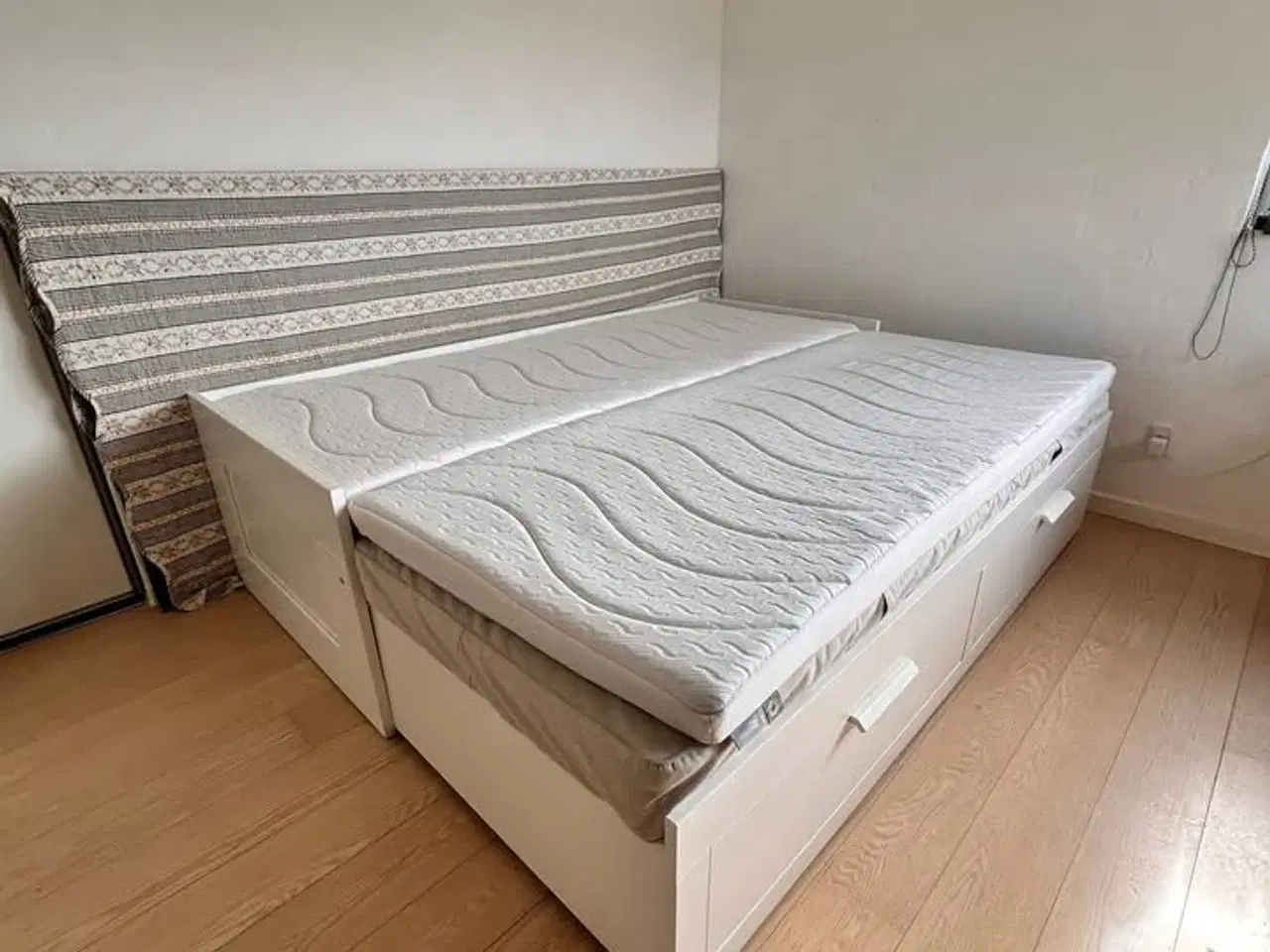 Billede 1 - Hvid IKEA Brimmes gæsteseng 80/160 x 200