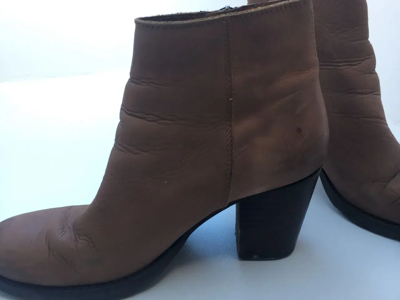 Billede 2 - Lækre brune støvler med hæl