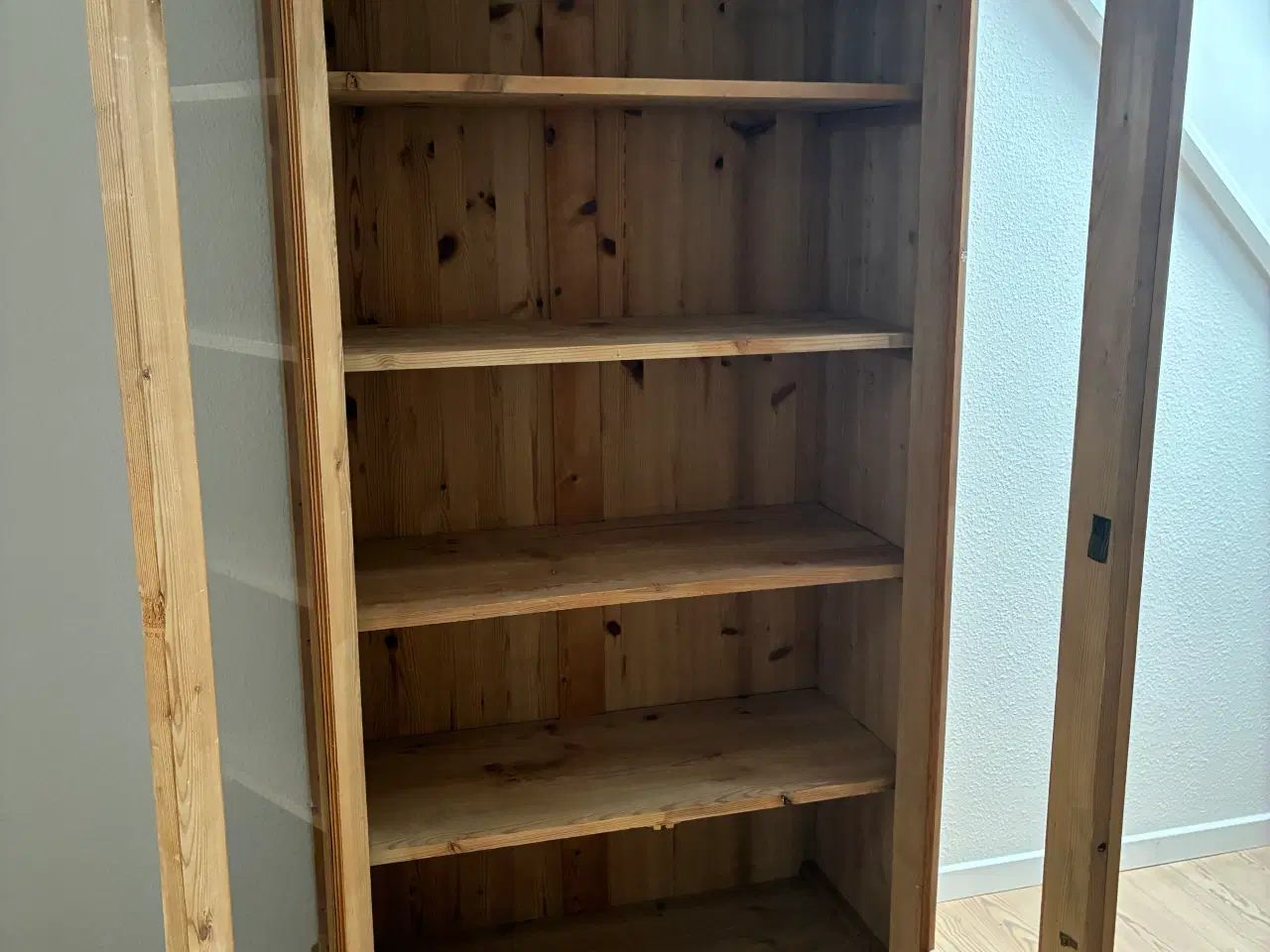 Billede 12 - Vitrineskab i fyr m hylder og glaslåger, meget anv