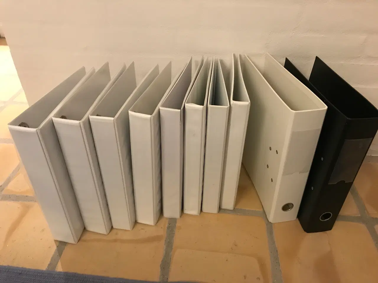 Billede 1 - Hvide ringbind med plastlommer i ryg og på fronten