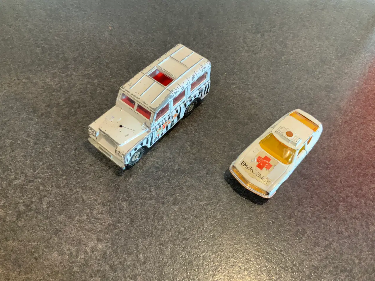 Billede 1 - 2 gamle legetøjsbiler