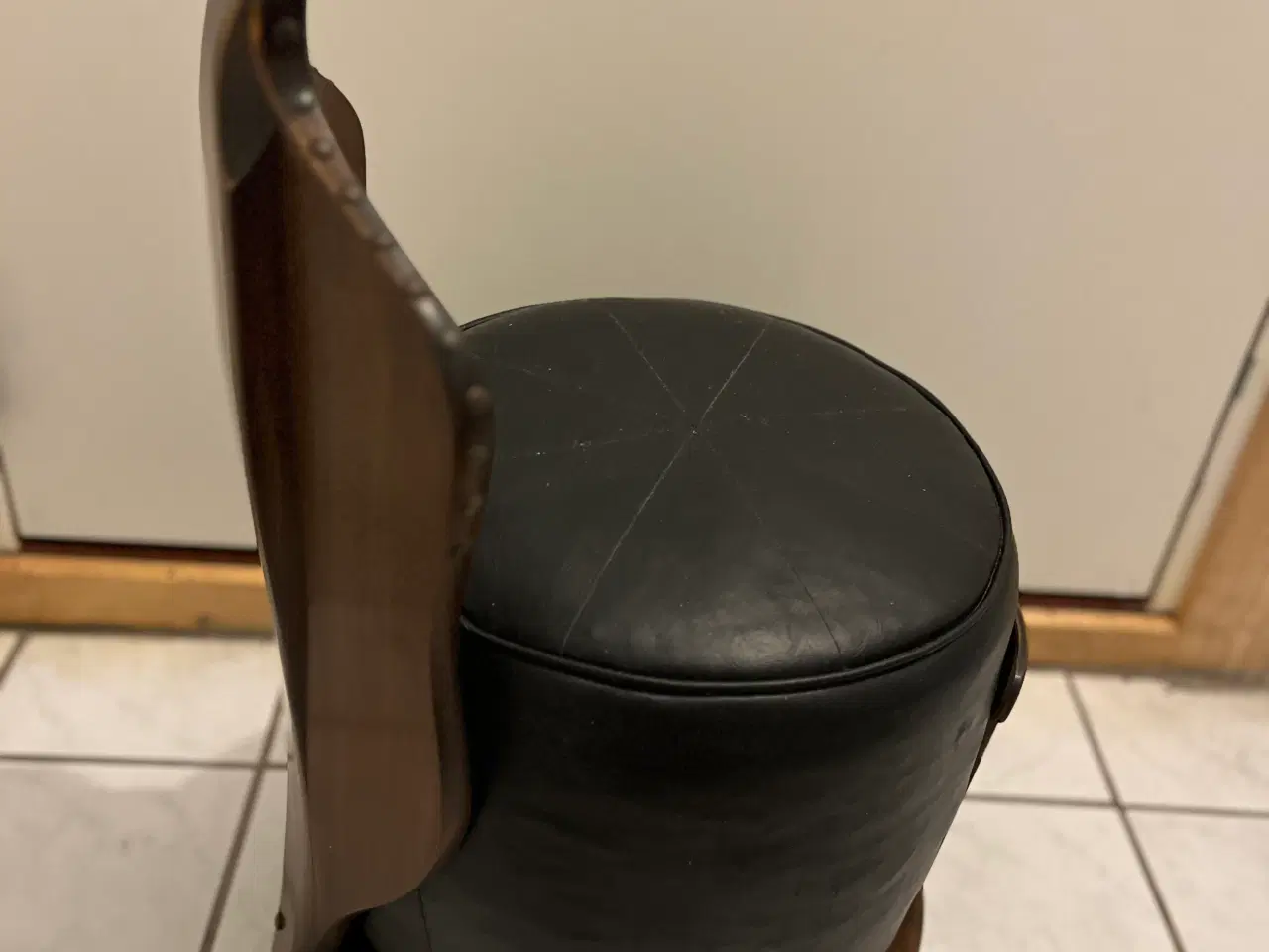 Billede 2 - 6 små runde sorte læderstole