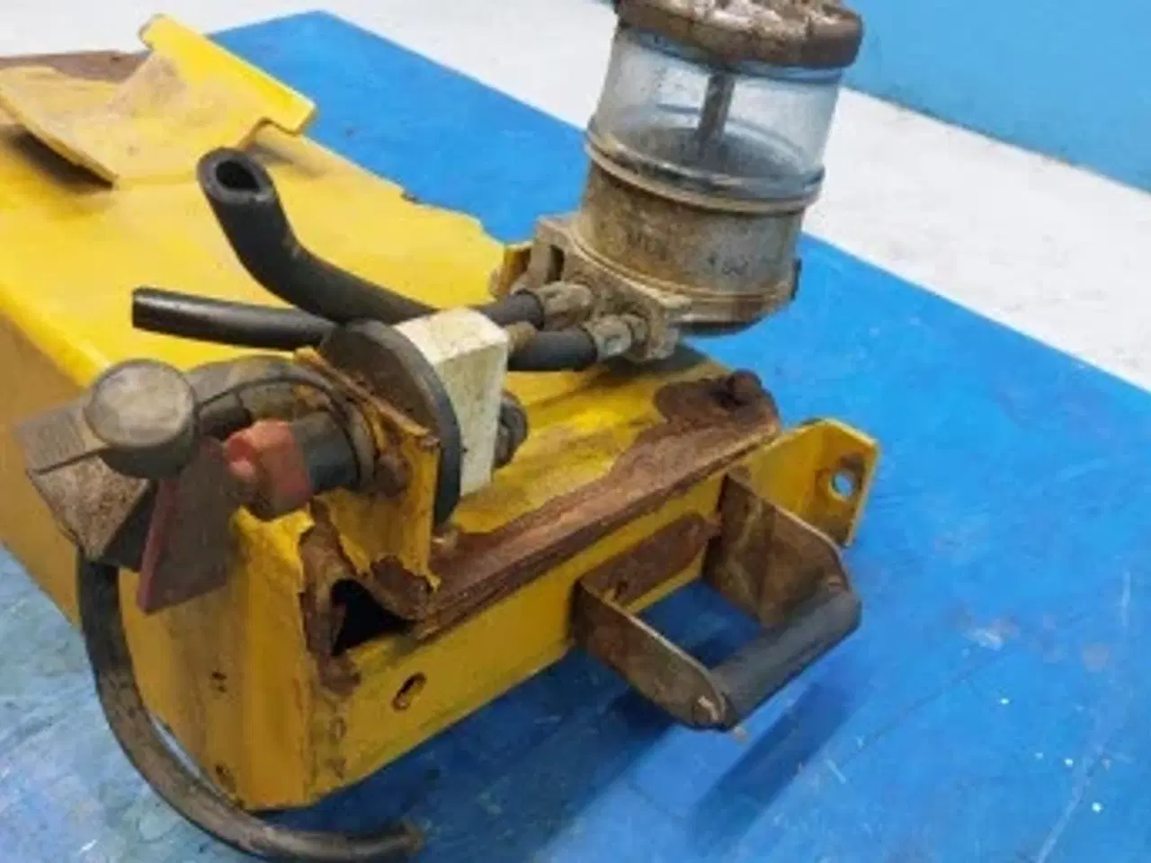 Billede 9 - Hydrema 906B Batteri Hylde med brandstofs filter 40030