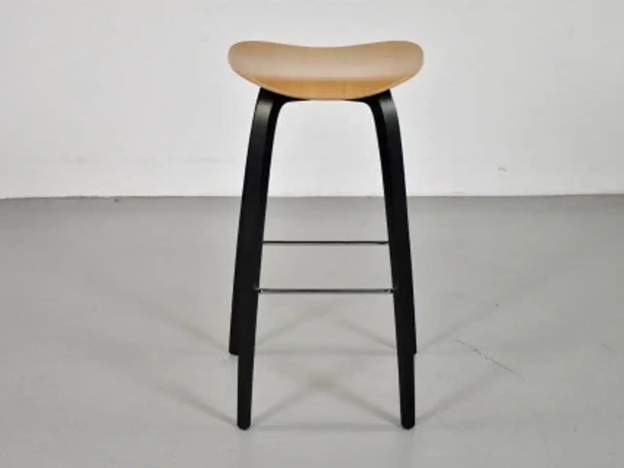 Billede 1 - Barstol med sæde af træ og sort stel
