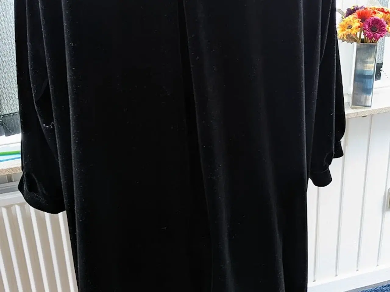 Billede 2 - Smuk sort velour kjole med trekvarte ærmer