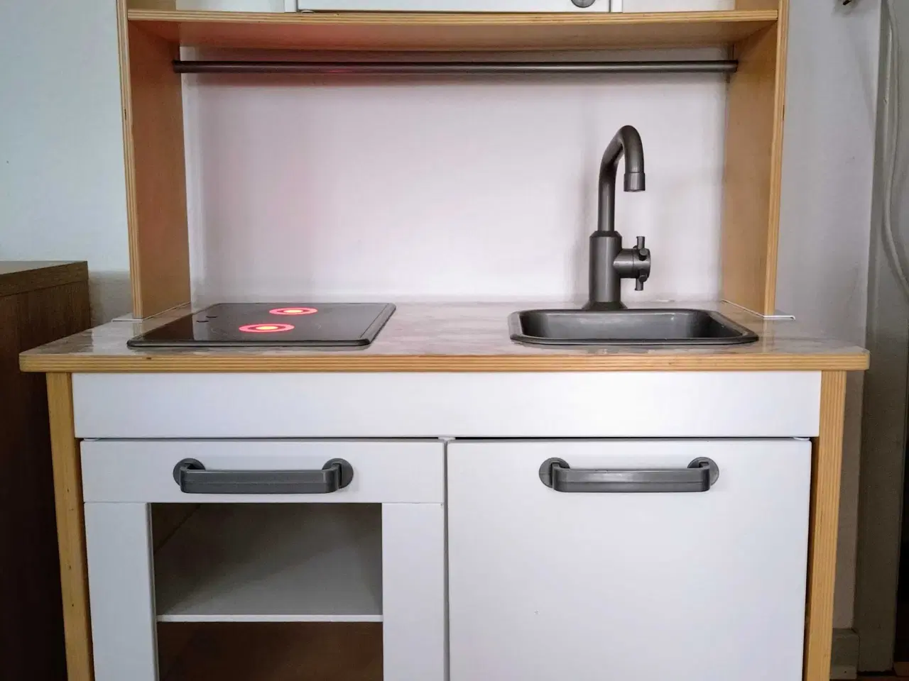 Billede 1 - ( Nedsat ) Legekøkken fra Ikea, pænt.