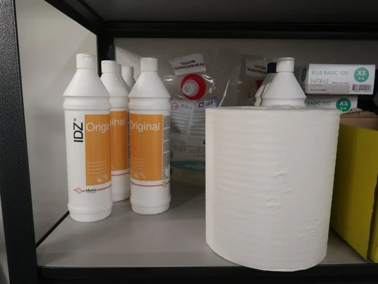 Billede 4 - Tøm reolen for indhold