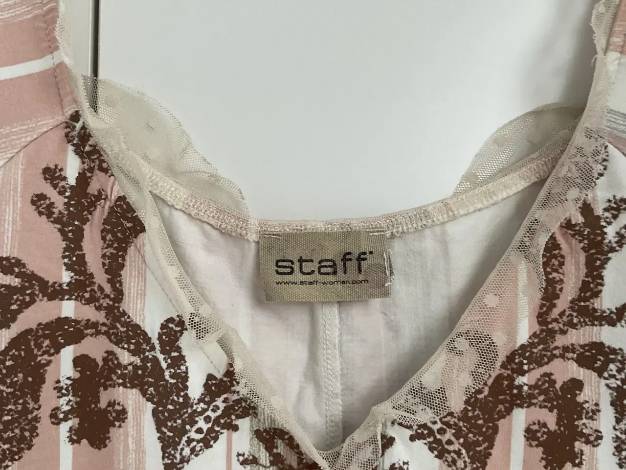 Billede 2 - Flot staff sommerkjole str. L i flexibelt stof