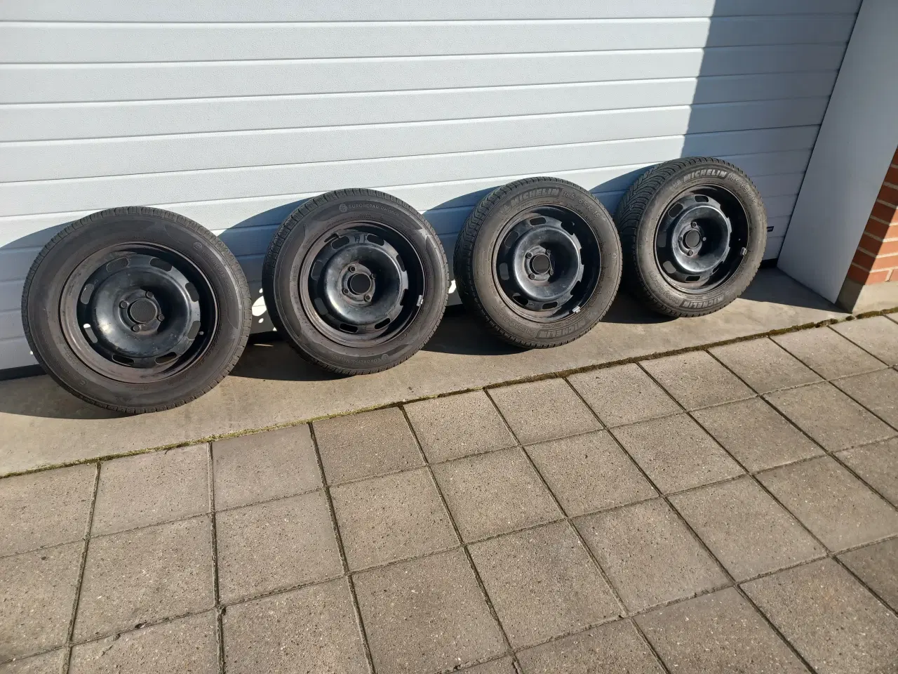 Billede 1 - Peugeot / Citroen helårsdæk på fælge.