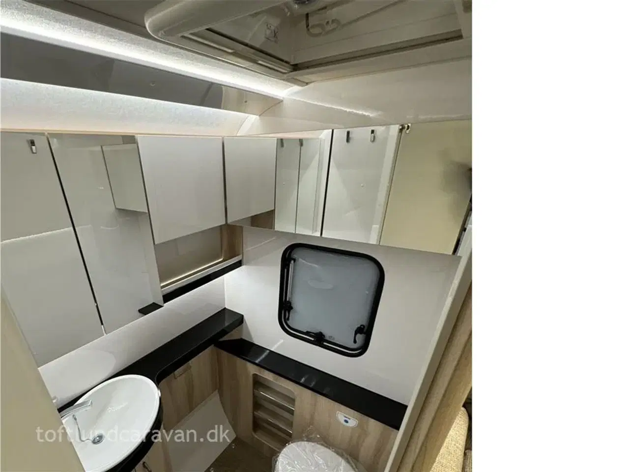 Billede 11 - 2024 - Hobby De Luxe 460 SFf   Sønderjyllands aut. HOBBY forhandler. Midter-placeret dobbeltseng! NU PÅ LAGER TIL OMGÅENDE LEVERING !