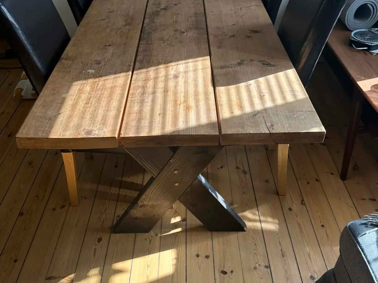 Billede 2 - Rustik spisebord i massivt træ