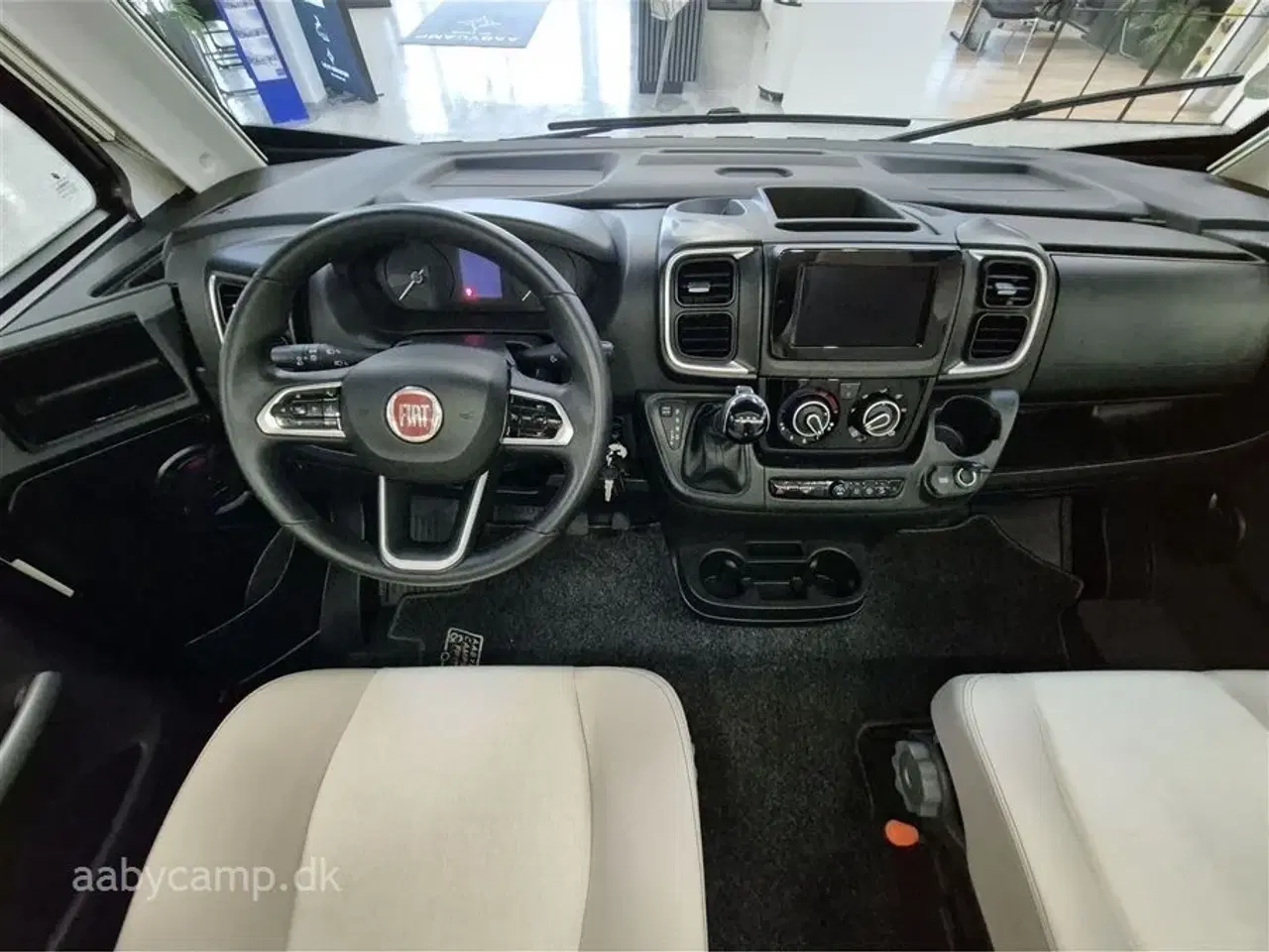 Billede 6 - 2024 - Benimar Amphitryon 967 Northautokapp   Nk.Pakke. Automatgear. solceller. 200Ah Lithium. 2000W inverter. luftundervogn på bagaksel. Hydrauliske støtteben. Alarm. Gasbageovn. Elektrisk tømning af frisk/spildevand. 3m vandfilter. tv samt internet antenne. Kan vejes op til 4400 kg.