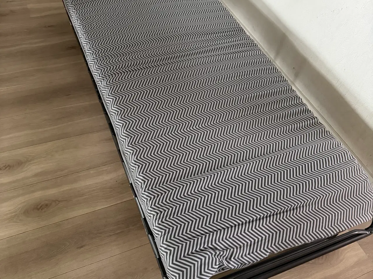 Billede 2 - Rigtig fin gæsteseng