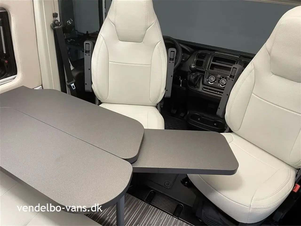 Billede 13 - 2022 - McLouis Menfys Van 03 S-Line   Campervan med dobbeltseng UNDER 6 meter