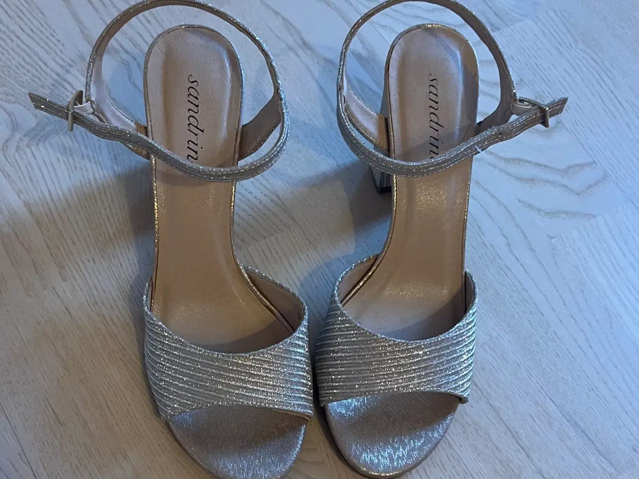 Billede 1 - Højhælede glitter sko str. 40