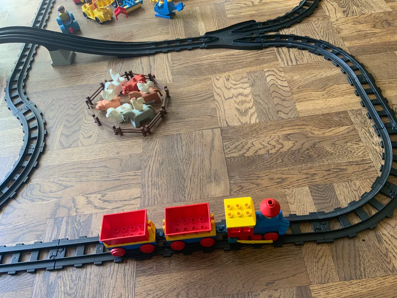 Billede 5 - STOR LEGO DUPLO TAGBANE, MED TRÆKTOGE, BILER M.M.