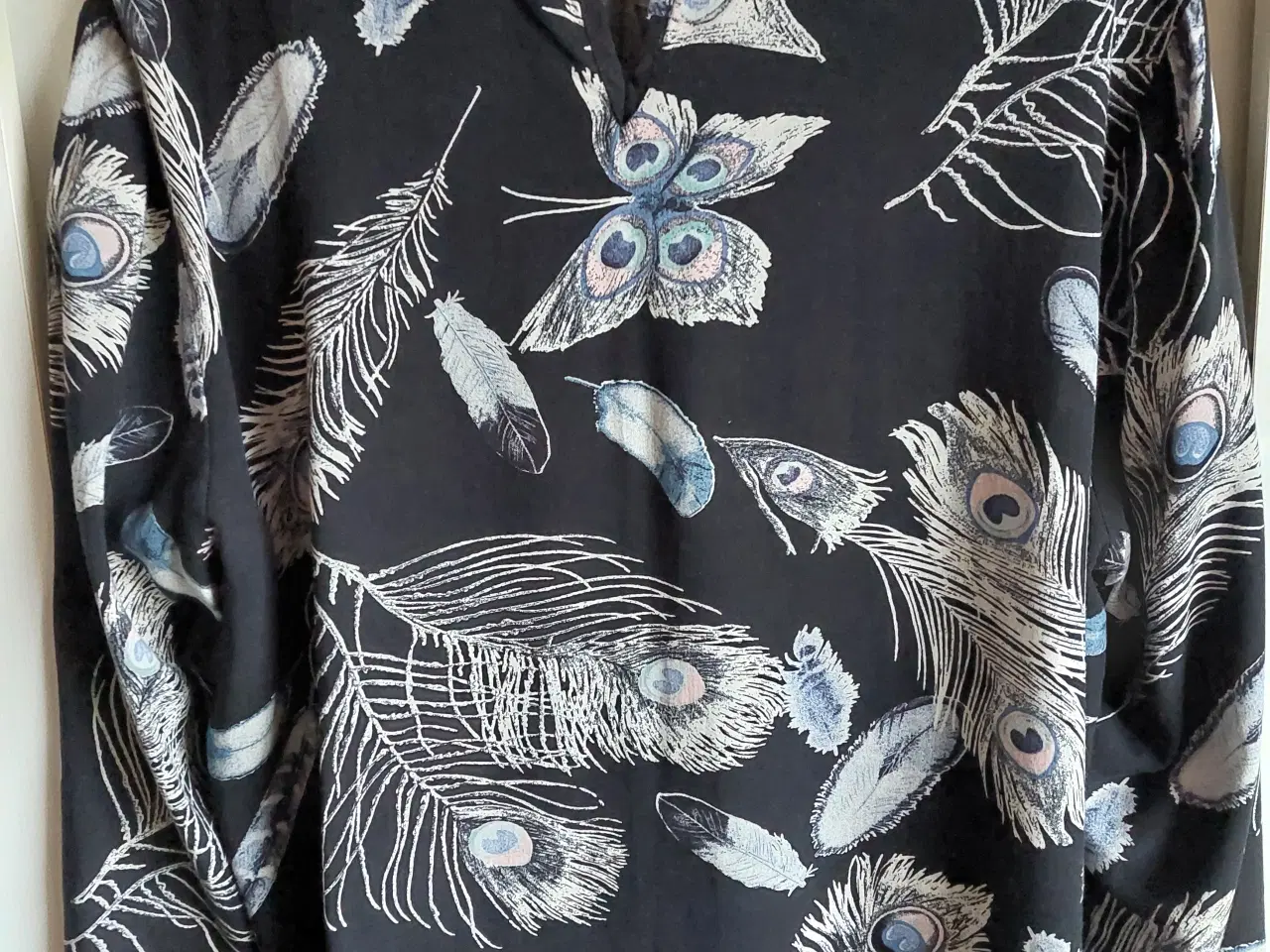 Billede 2 - Pæn skjortebluse Sort m sommer fugle på 