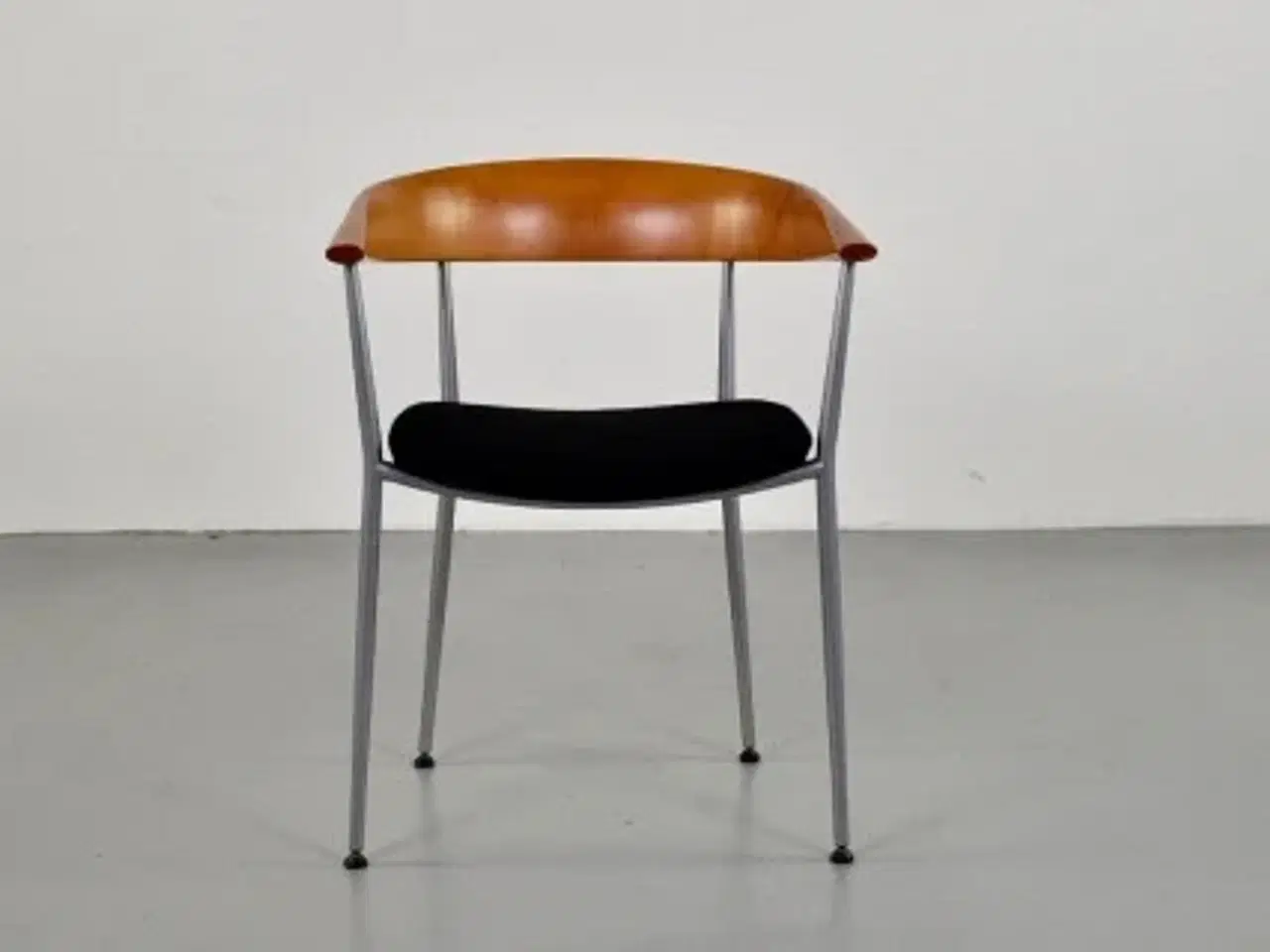Billede 1 - Efg bondo dialog konferencestol med sort polstret sæde, grå stel, kirsebærryg/armlæn