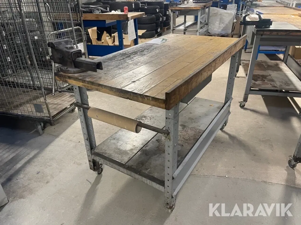 Billede 5 - Arbejdsbord på hjul med skruestik