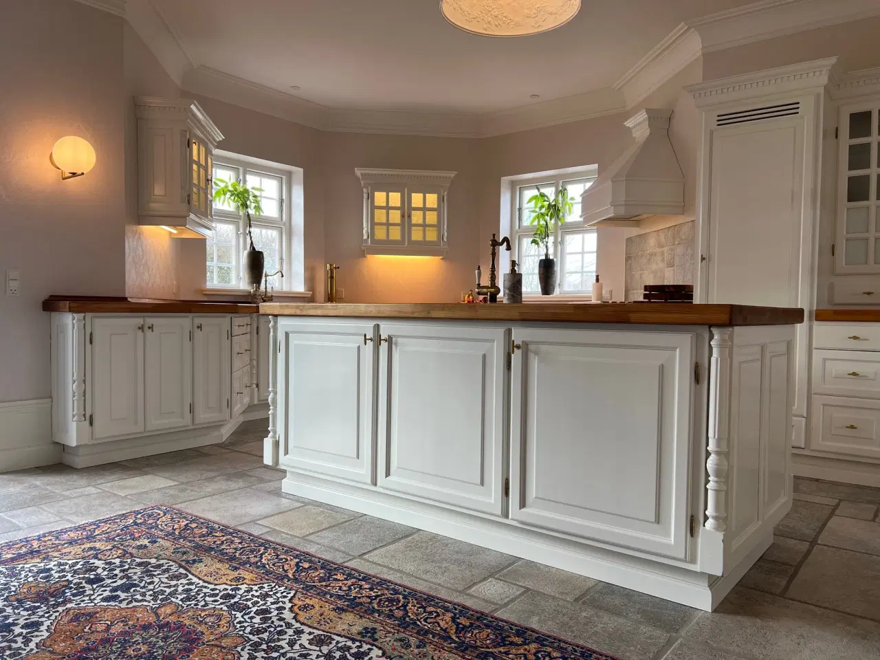 Billede 2 - Eksklusivt snedkerkøkken med ø – massivtræ & SMEG