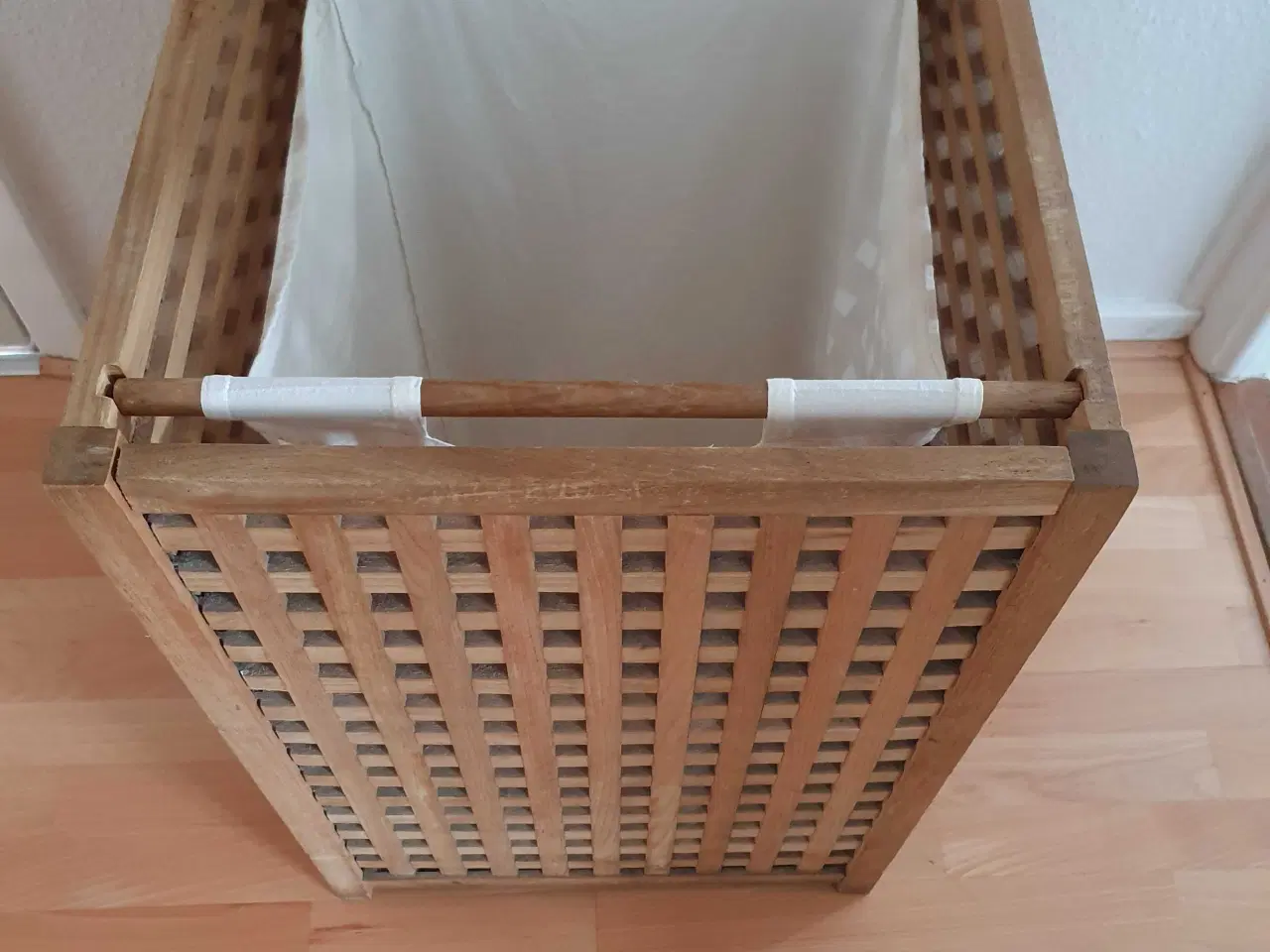 Billede 1 - Vasketøjskurv med pose