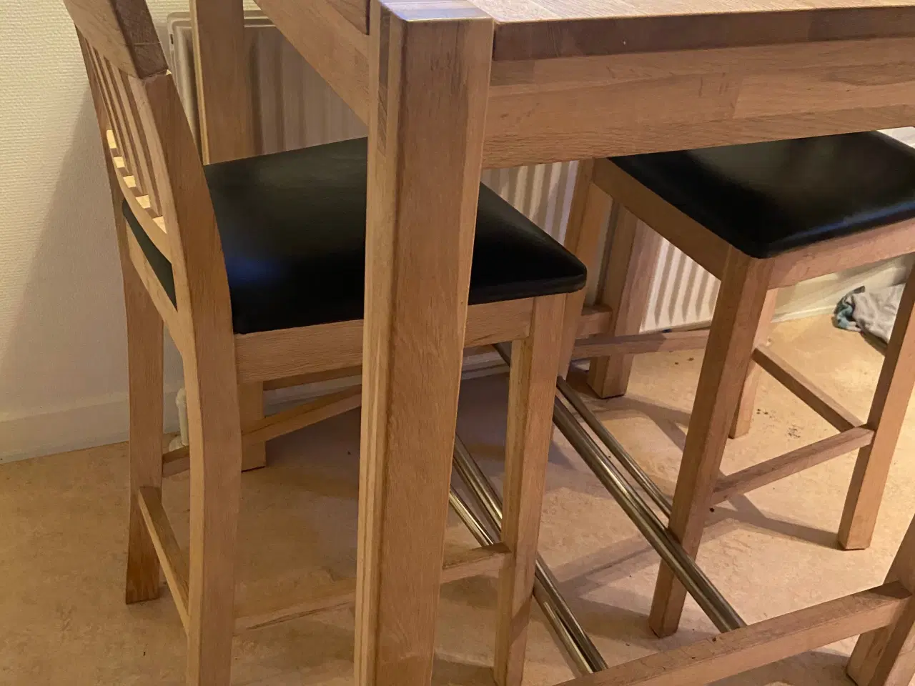 Billede 2 - Spise/ bar bord med 2 stole. 