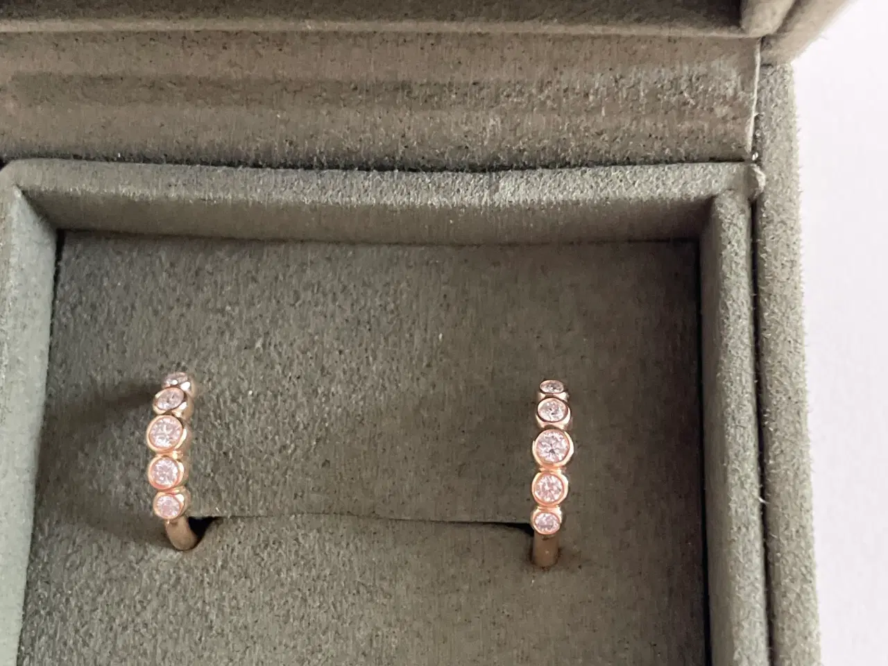 Billede 3 - Julie Sandlau 14 karat guldcreoler med diamanter