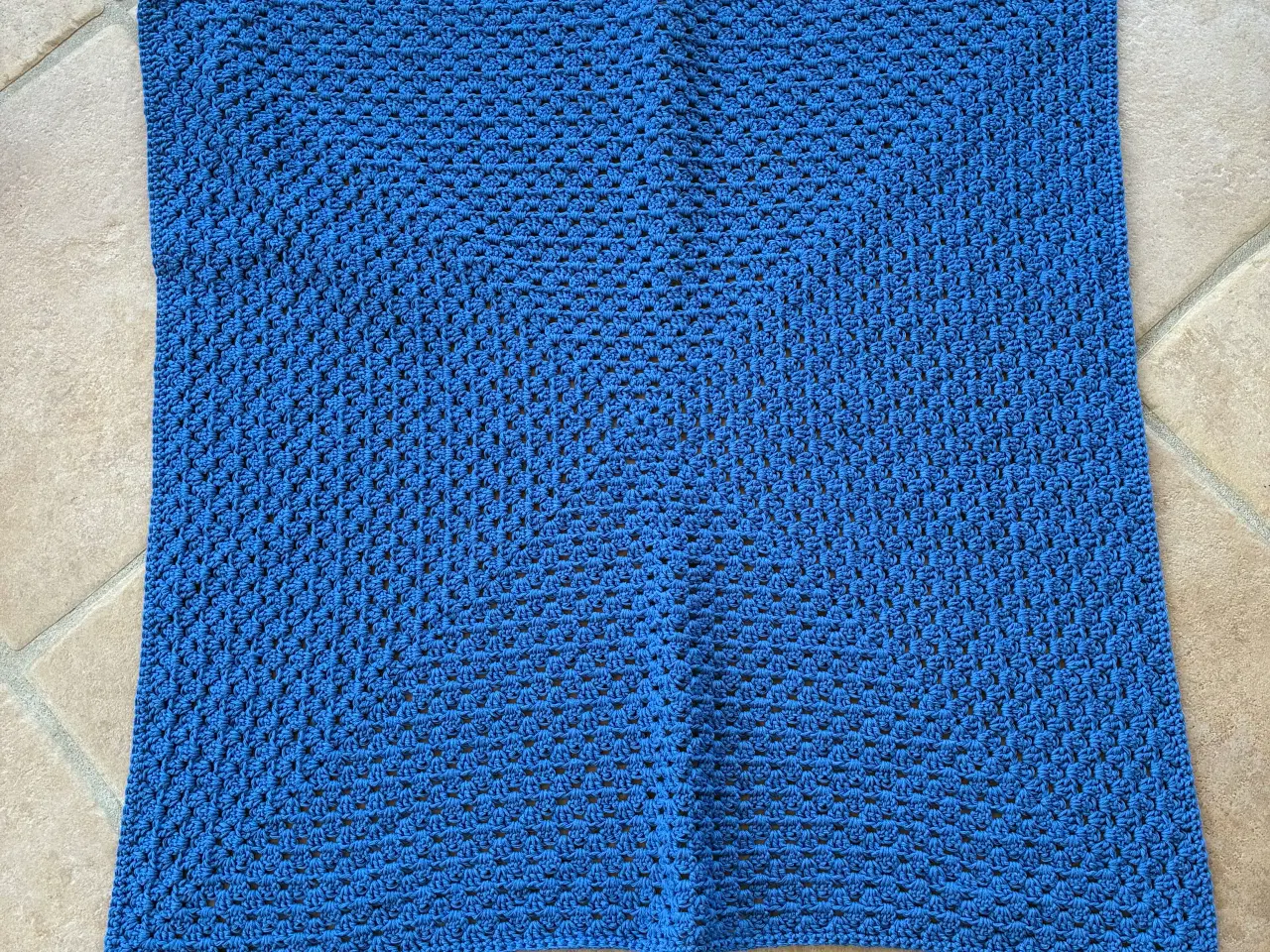 Billede 2 - Baby tæppe i hæklet blå farve. 