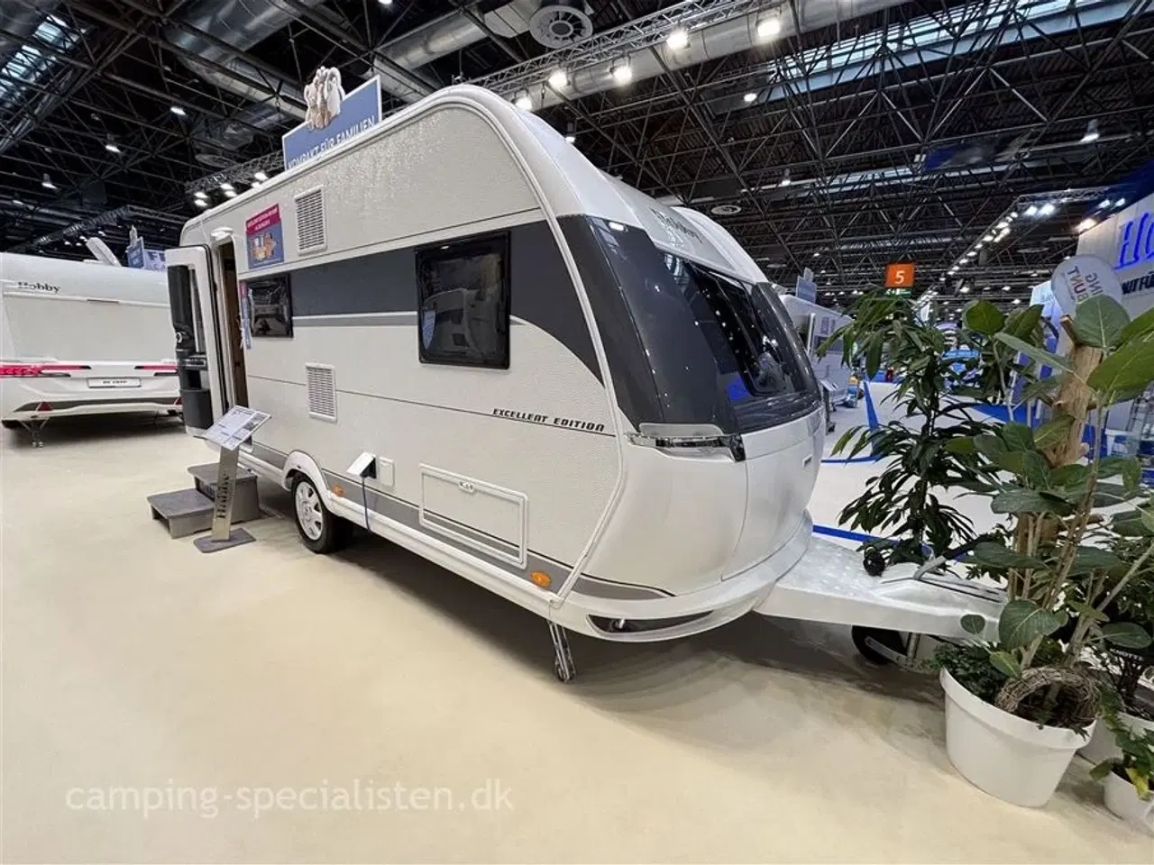 Billede 2 - 2026 - Hobby De Luxe 490 KMF   Hobby De luxe 490 KMF kan snart ses hos Camping-Specialisten.dk