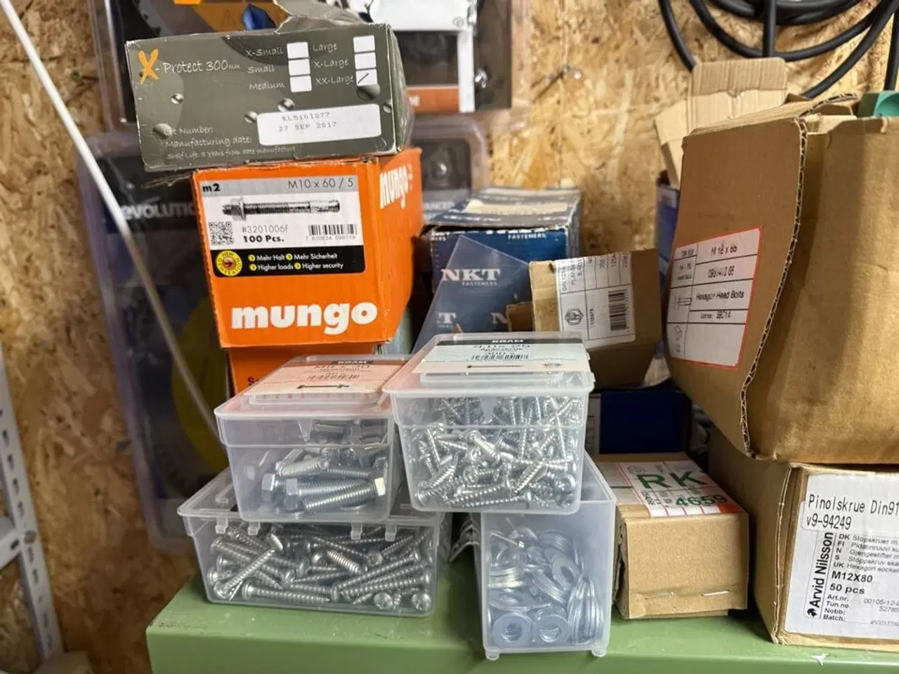 Billede 6 - Stålreol med diverse skruer, søm m.m.