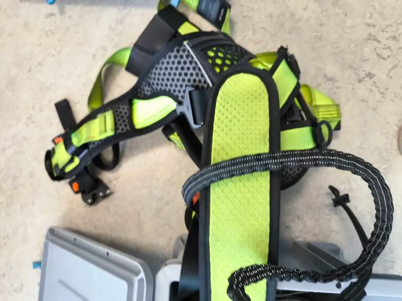 Billede 2 - Kasse m. sikringsgrej samt div.