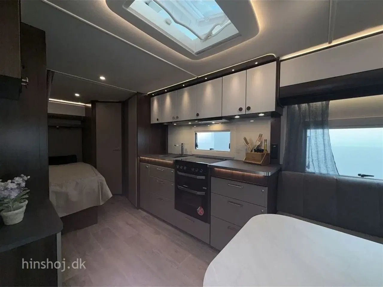 Billede 9 - 2026 - Polar Blueline 560 FD   Polar Blueline med fransk dobbeltseng og rundsiddegruppe fra Hinshøj Caravan