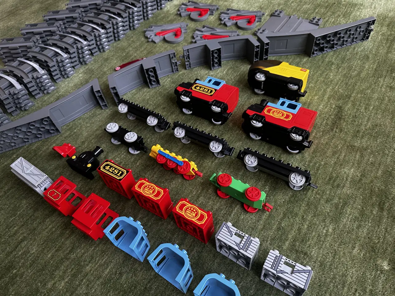 Billede 1 - Stor togbane m. selvkørende tog – mange skinner