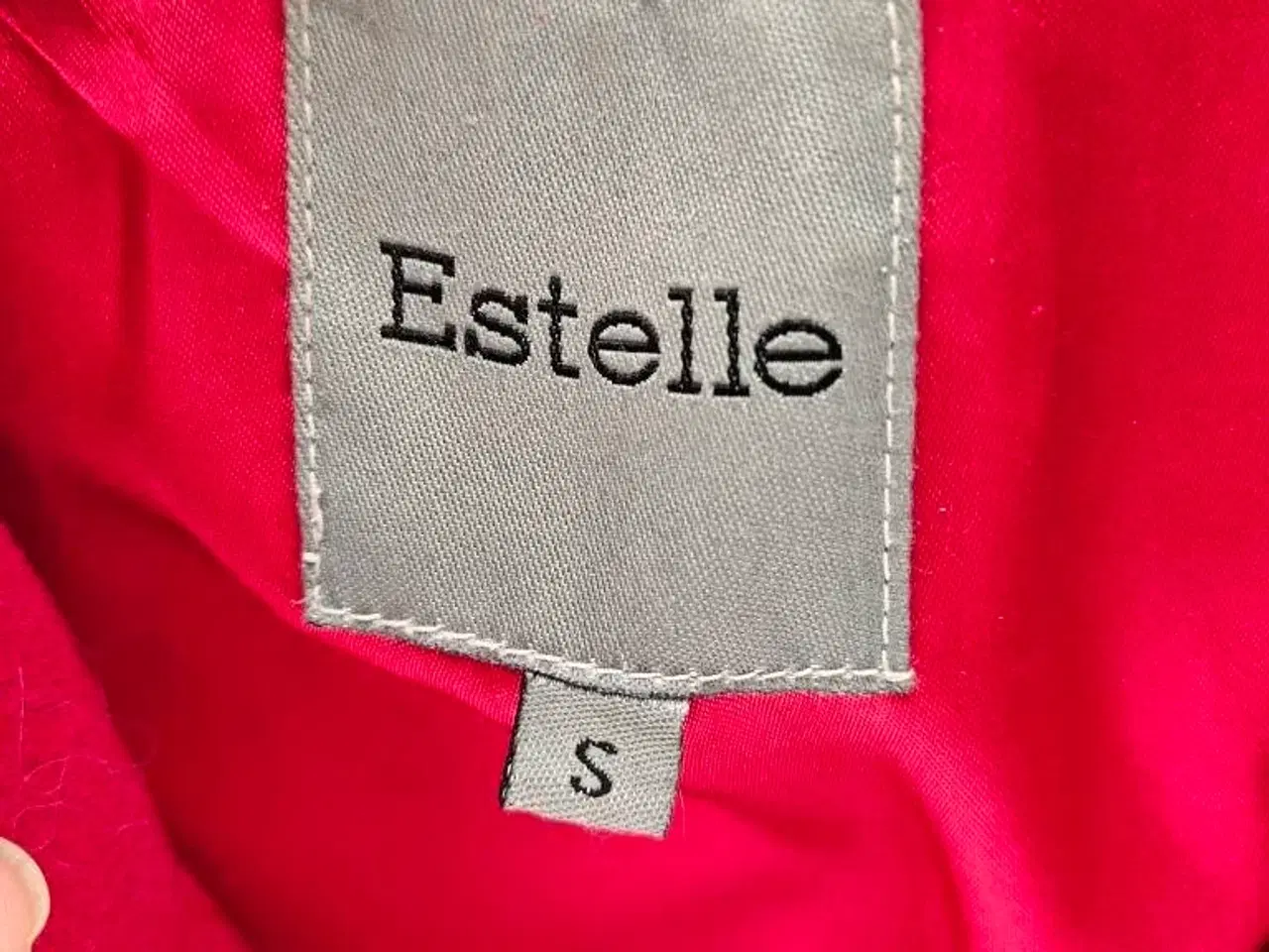 Billede 3 - Rød Estelle jakke str Small