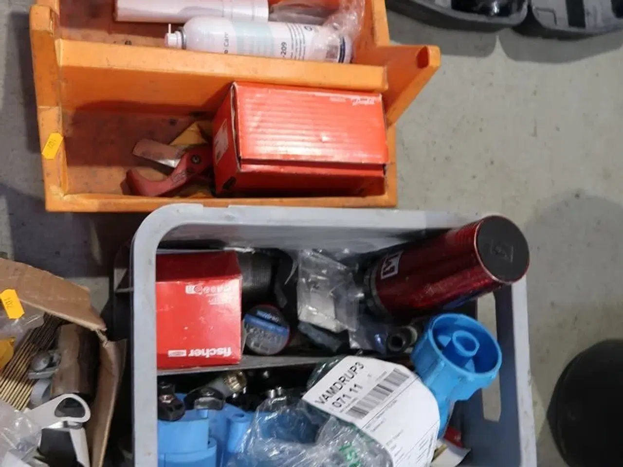 Billede 2 - 5 stk. kasser med div. Værktøj og varelager