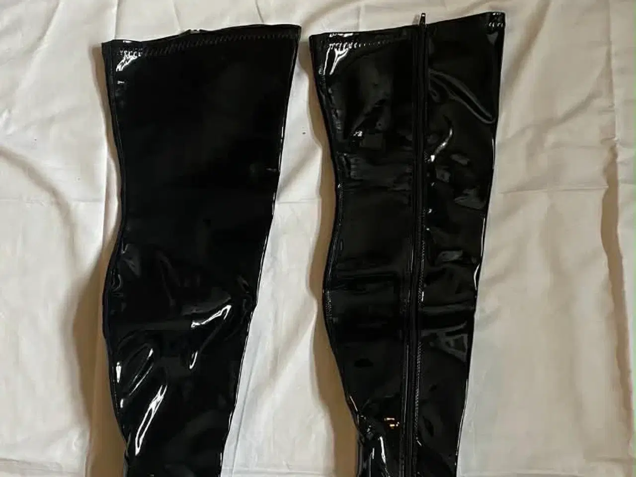 Billede 2 - Lak støvler, lårlange.