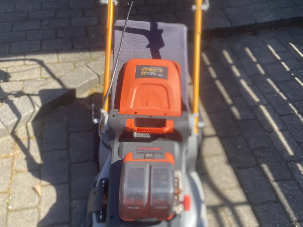 Billede 1 - Black & Decker batteridrevet plæneklipper 