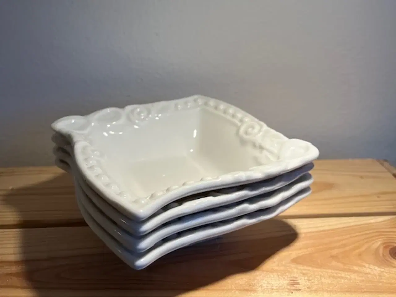 Billede 1 - 4 stk. elegante hvide firkantede skåle relief-kant