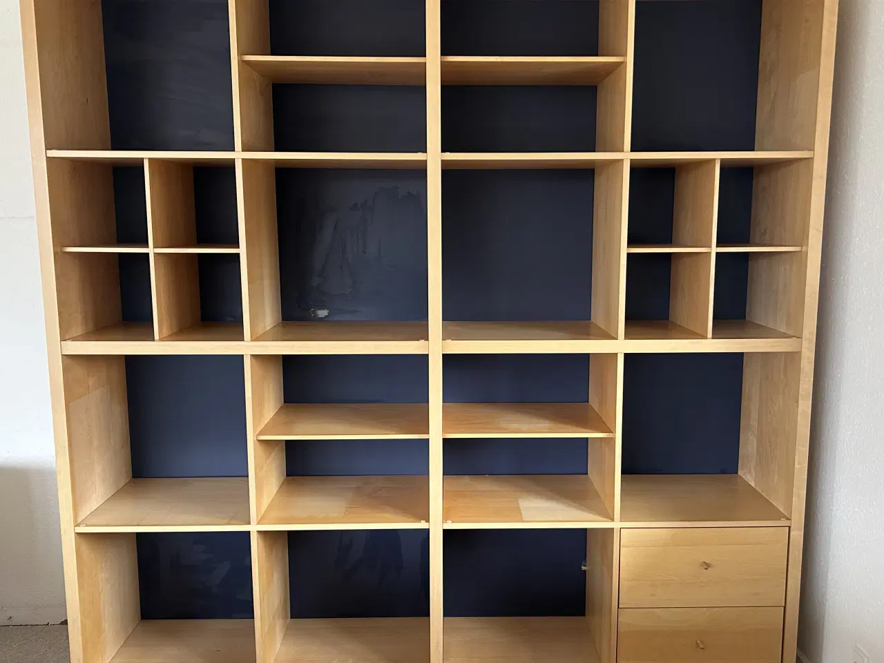 Billede 1 - Velholdt reol i birk med mørkeblå baggrund