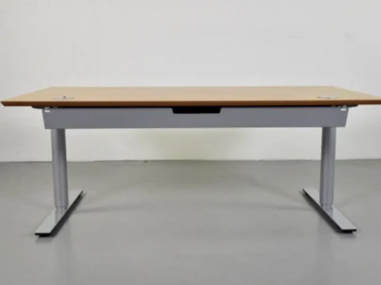 Billede 4 - Hæve-/sænkebord med plade i bøg og på grå stel