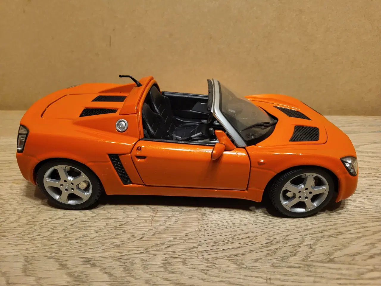 Billede 2 - Modelbil. OPEL Speedster (2001)Skala 1/18.