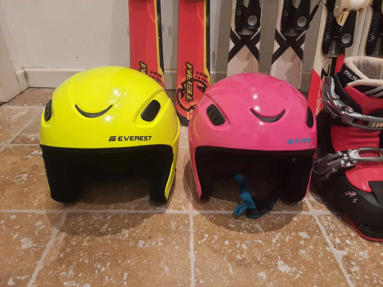 Billede 3 - Ski, stave, ski-hjelme og støvler.