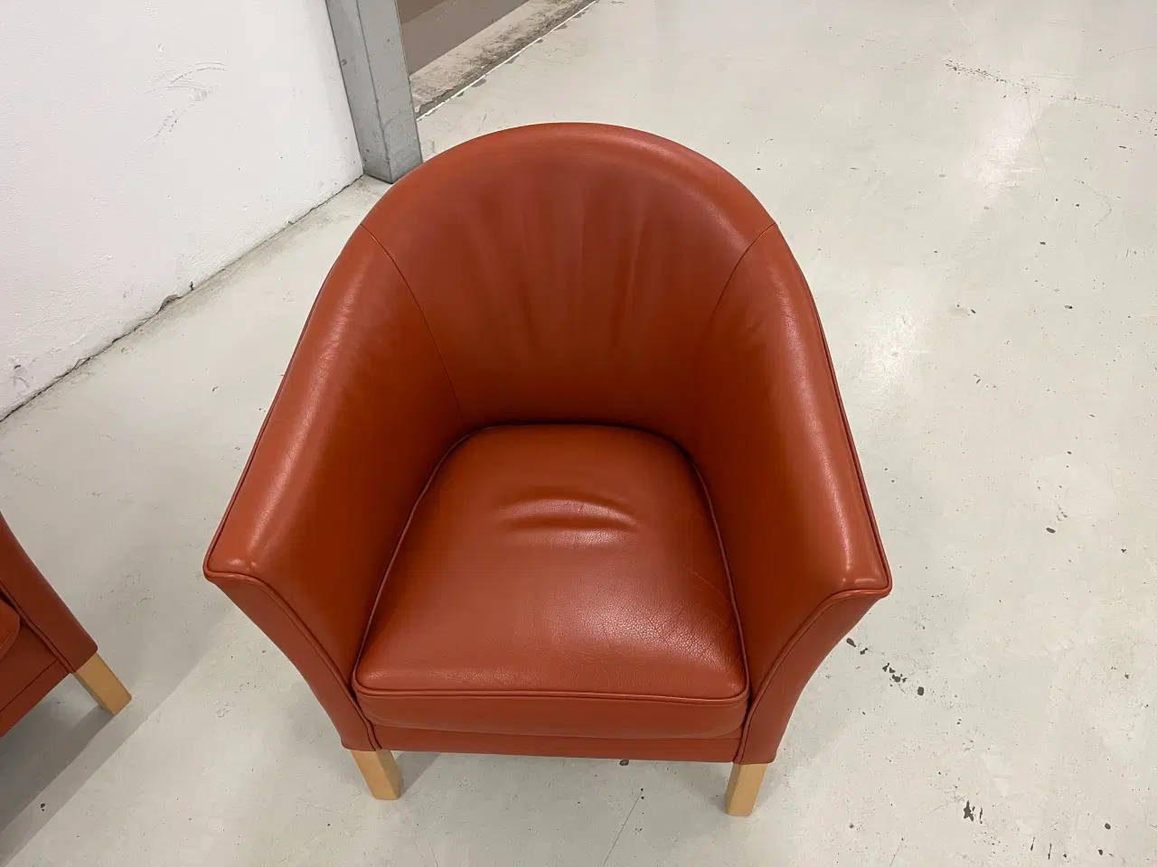 Billede 11 - Mogens Hansen MH2225 3+2 MH80 stol i cognac læder.