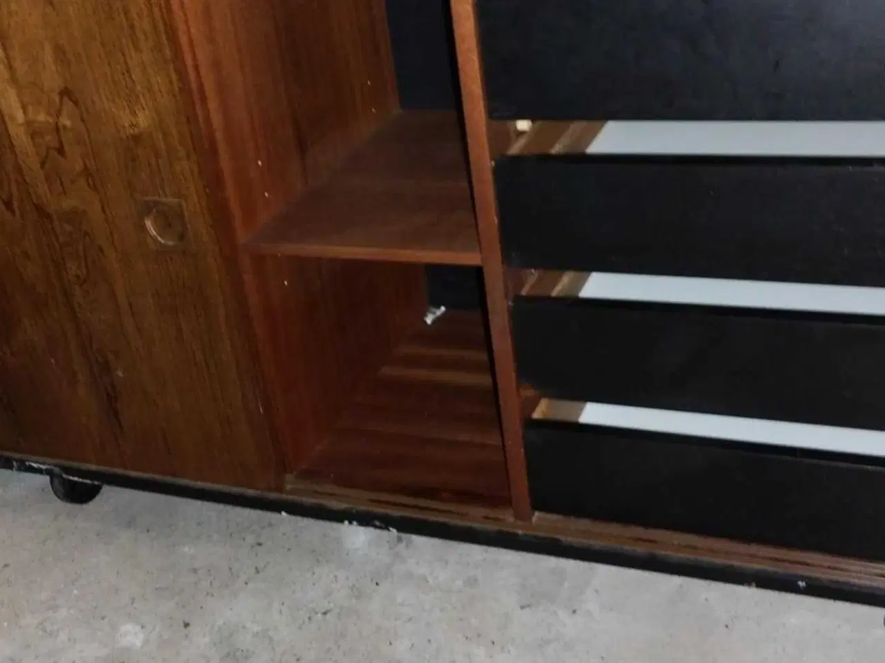 Billede 2 - Skøn palisander skænk med skydelåger og på hjul.