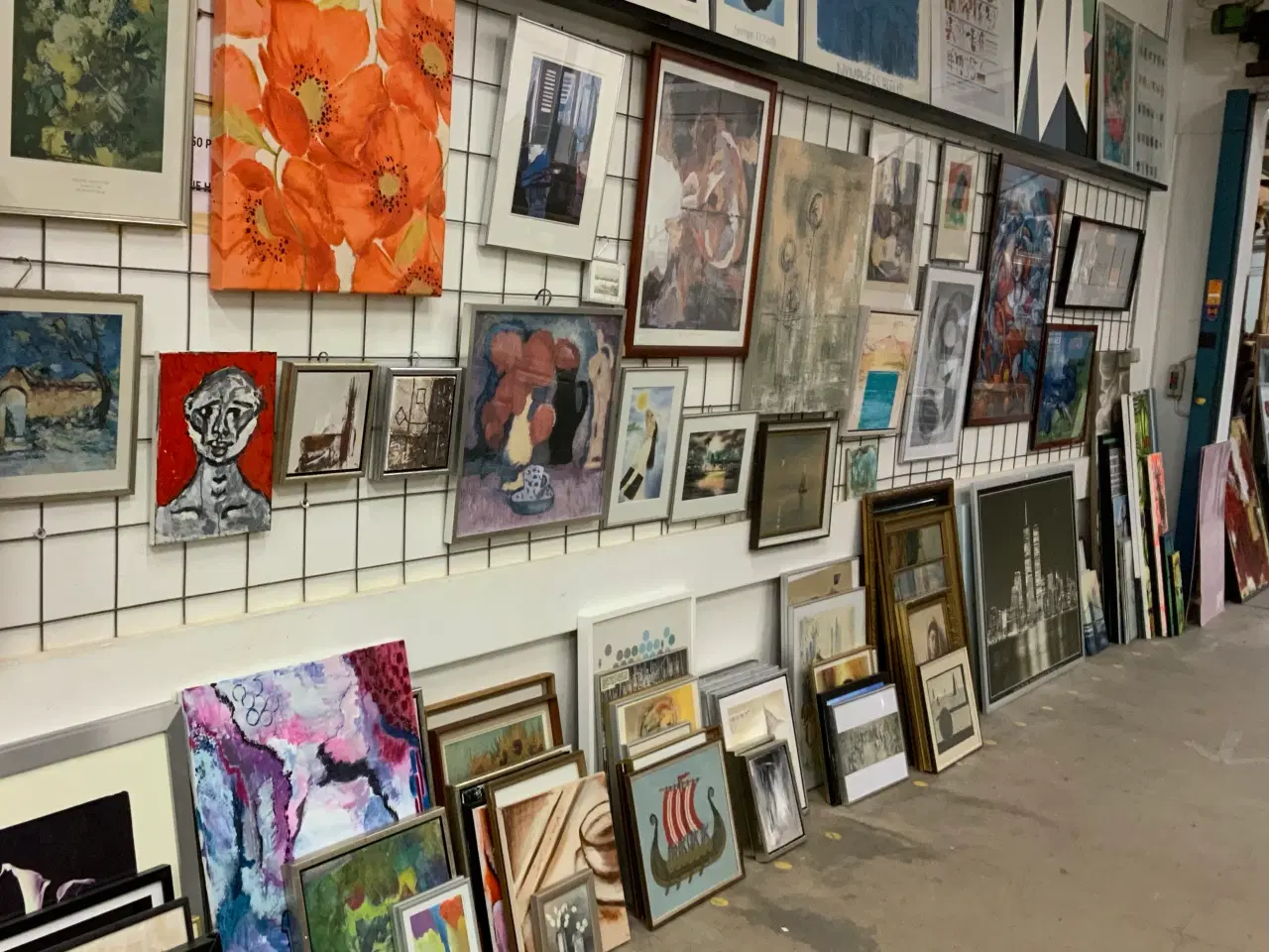 Billede 2 - LOPPEMARKED i Loppehuset 8270