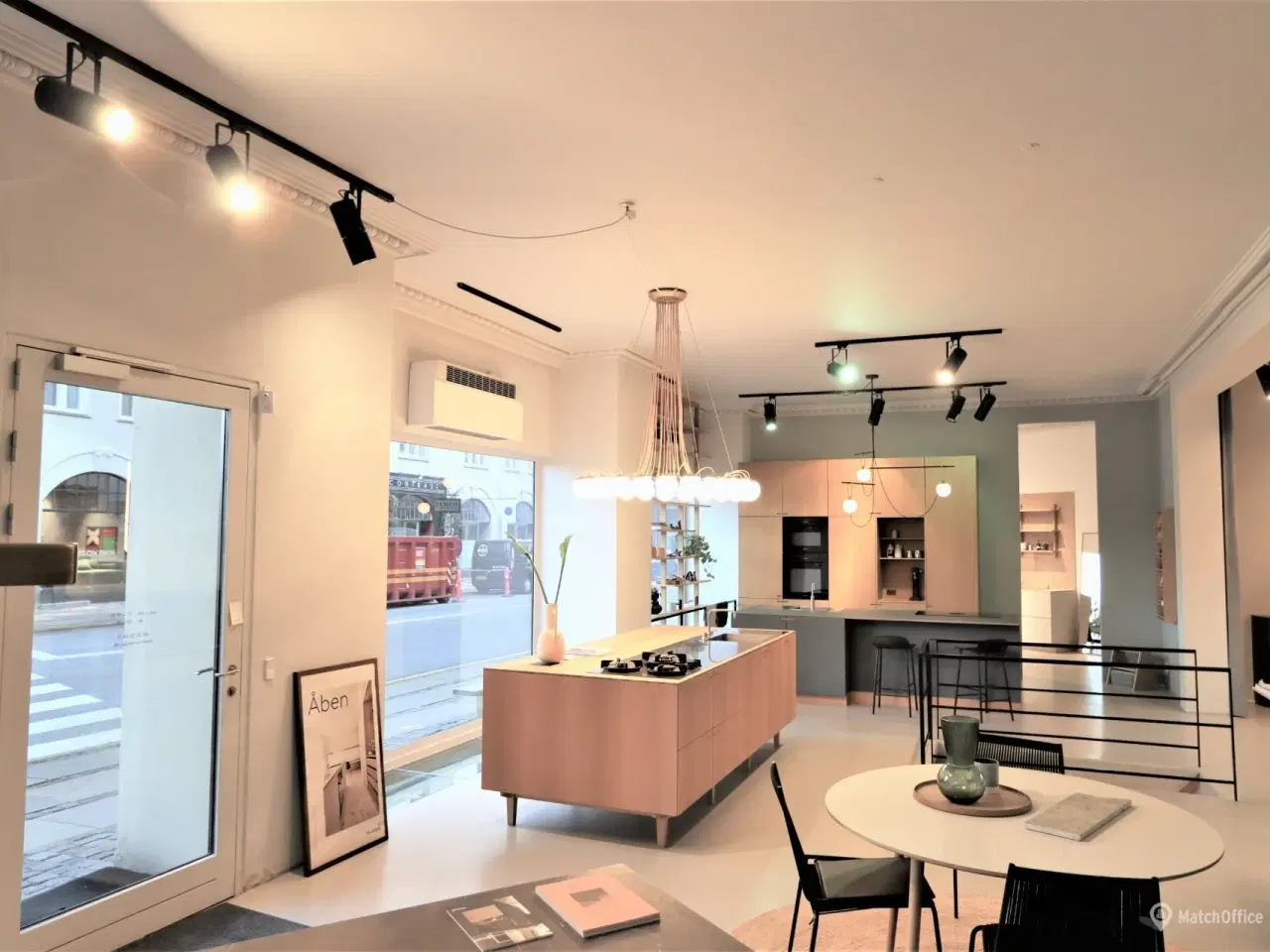 Billede 2 - Hjørnebutik med store facadevinduer