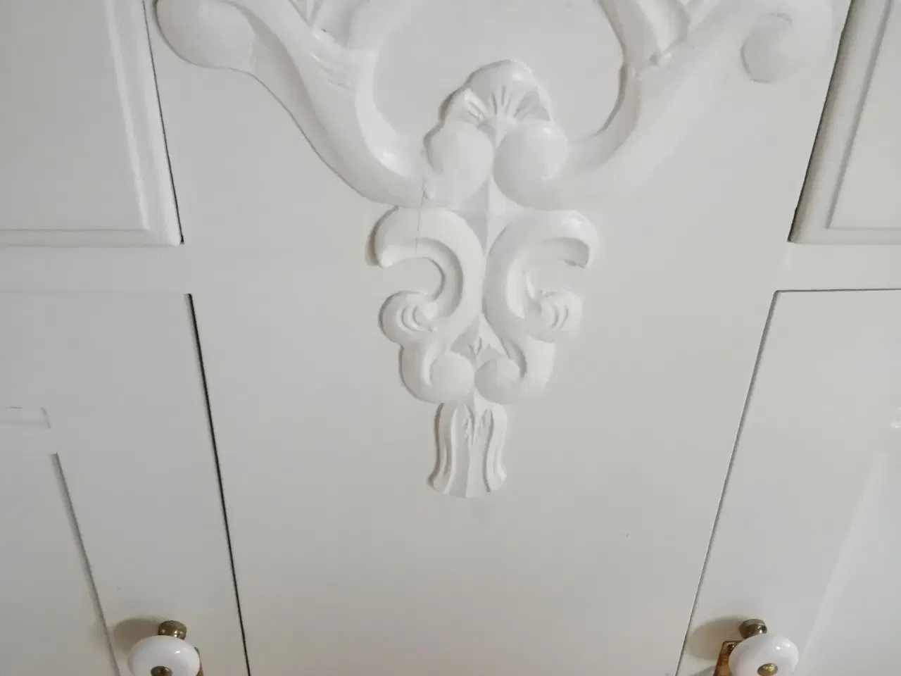 Billede 6 - Hvidmalet  skænk.