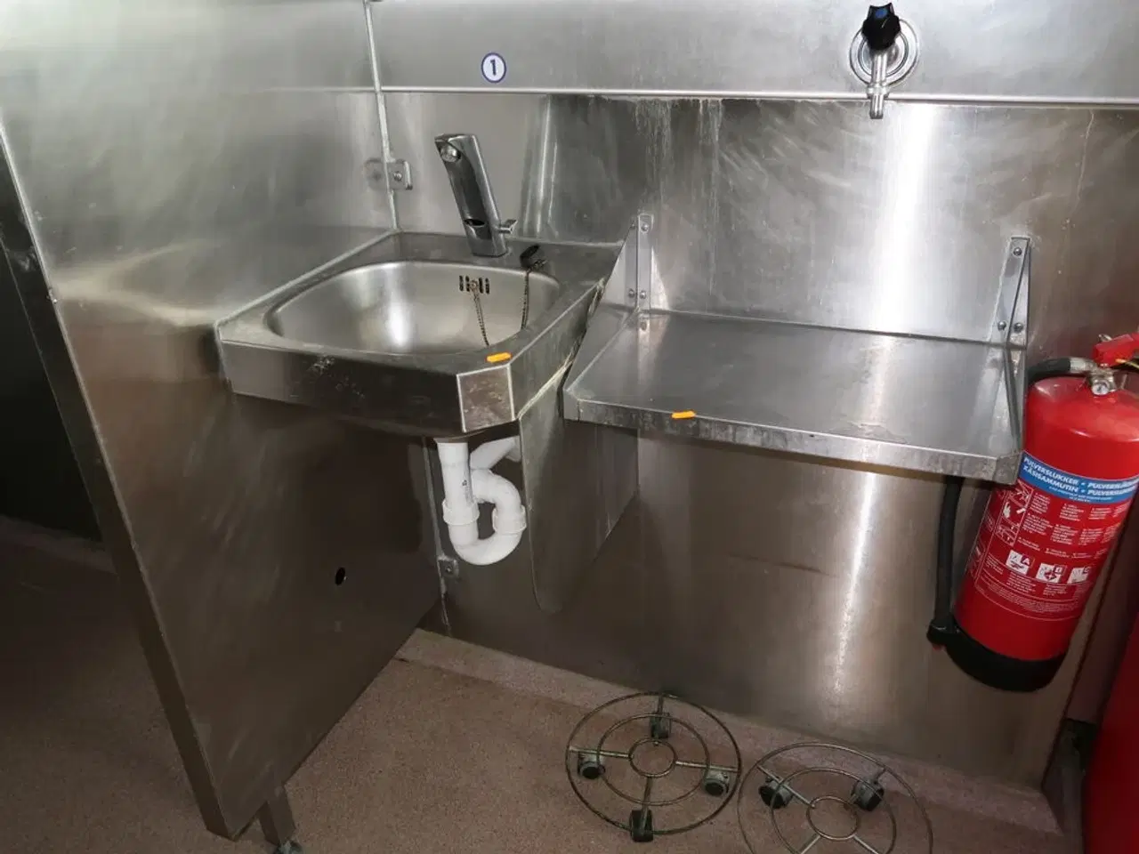 Billede 4 - Papirdispenser, sæbedispenser samt håndvask med armatur